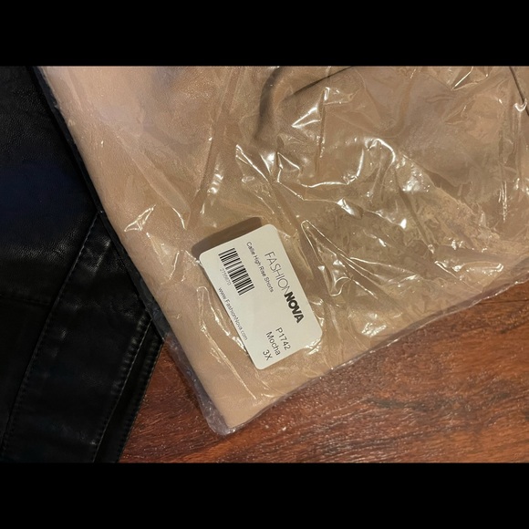 Fashion Nova Faux Leather shorts - Picture 2 of 2